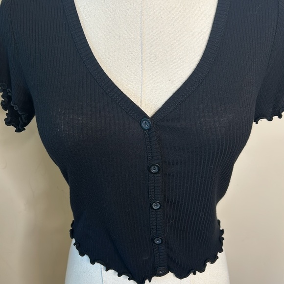 Live in the Moment Balck Tee frilled sleeve button v-neck soft t-shirt small - Picture 2 of 7